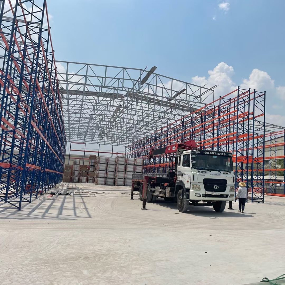 Sistema de estructura de edificio de almacén revestido de estante no automatizado